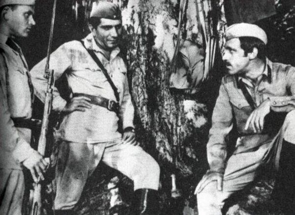 Владимир Высоцкий (справа) в роли капитана на съемках фильма Станислава Говорухина Белый взрыв Владимир Высоцкий (справа) в роли капитана на съемках фильма Станислава Говорухина Белый взрыв