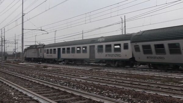 Спасатели эвакуировали пострадавших при сходе с рельсов поезда в Италии