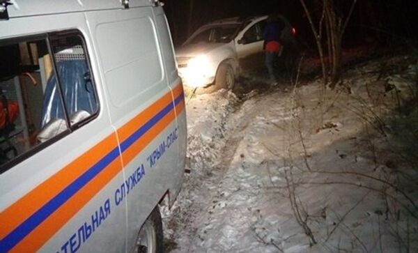 Эвакуация застрявшего в снегу автомобиля Renault Duster Эвакуация застрявшего в снегу автомобиля Renault Duster