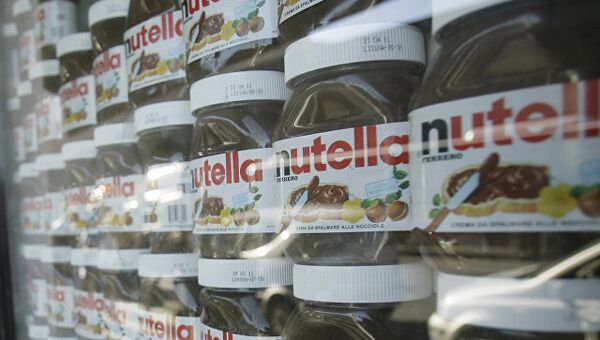 Шоколадно-ореховая паста Нутелла на прилавке магазина. Архивное фото