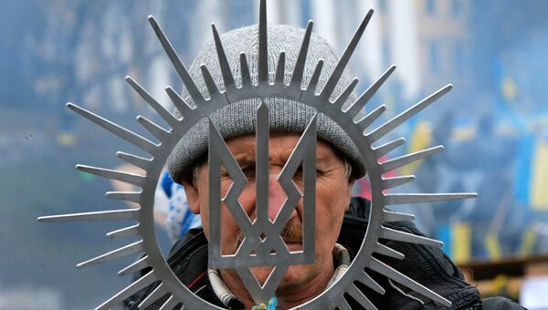 Мужчина с гербом Украины в Киеве. Архивное фото
