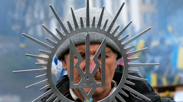 Мужчина с гербом Украины в Киеве. Архивное фото