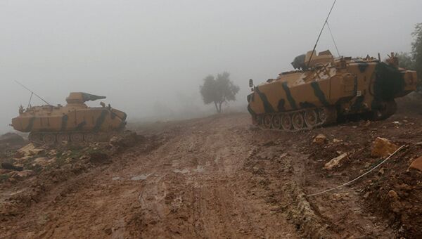 Турецкие военные танки к северо-востоку от Африна, Сирия