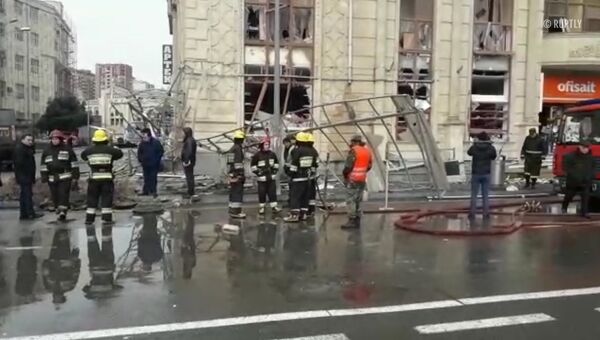 Работа спасателей на месте взрыва бытового газа у станции метро в Баку