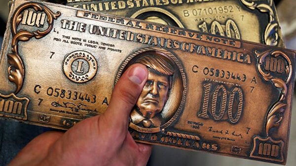 Пластина для печати сувенирных долларовых купюр с портретом президента США Дональда Трампа. Архивное фото