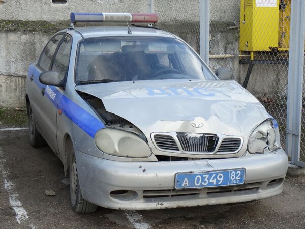 Автомобиль ДПС, поврежденный пьяным угонщиком в Бахчисарае Автомобиль ДПС, поврежденный пьяным угонщиком в Бахчисарае