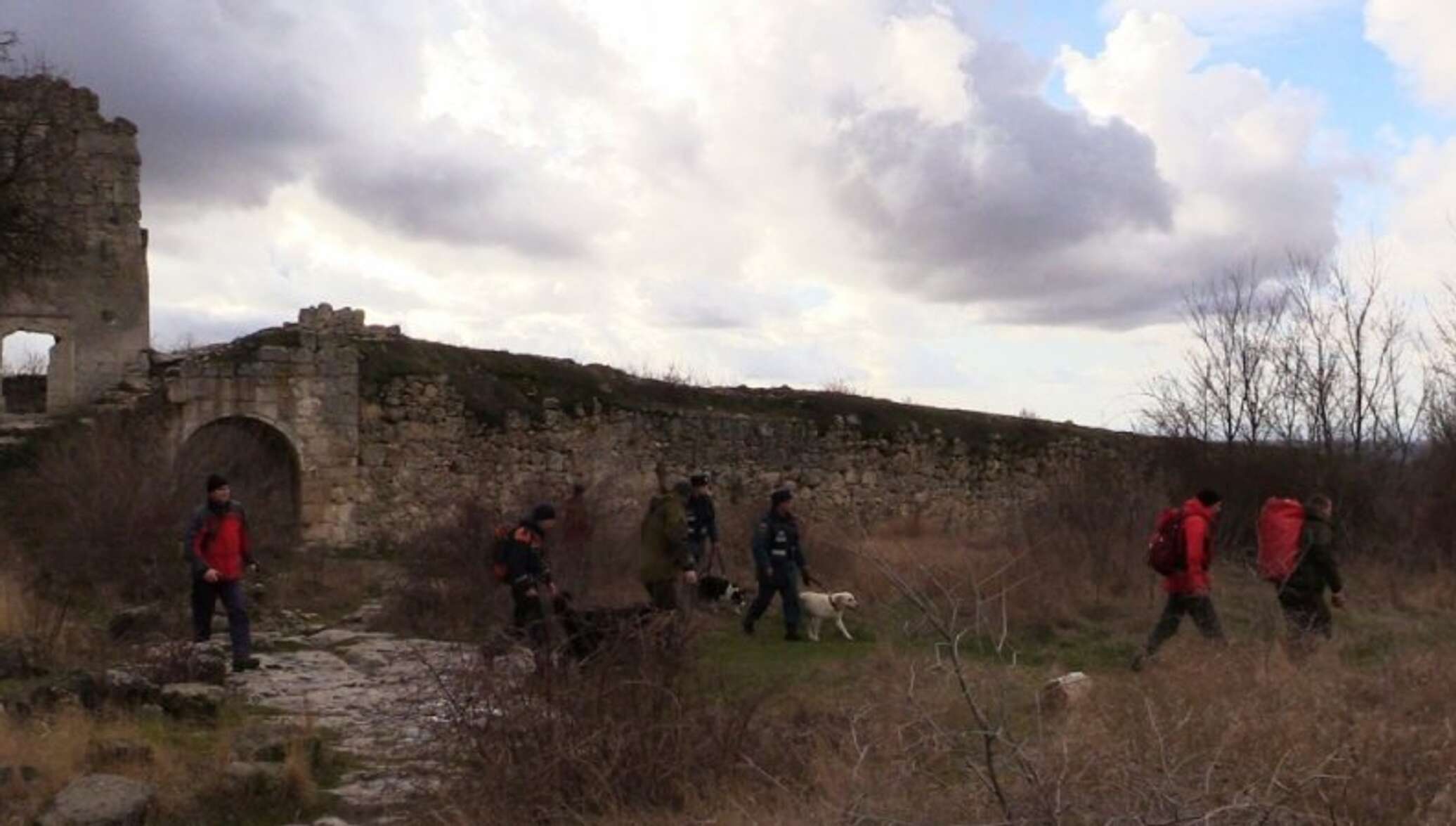 Средневековая тюрьма в Крыму на горе. 100 Лет Бахчисарайскому району. Док Южный Бахчисарайский.