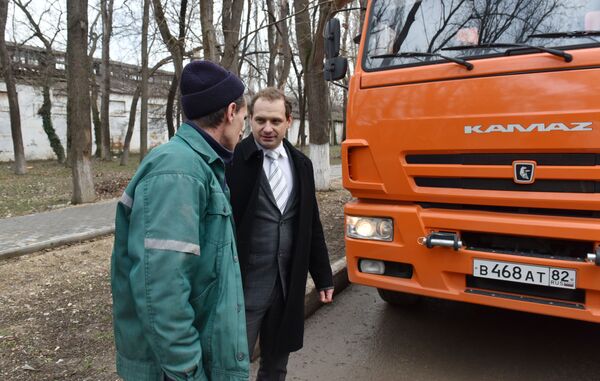 Глава администрации Феодосии общается с водителем уборочной машины Глава администрации Феодосии общается с водителем уборочной машины