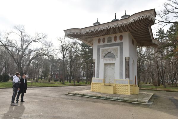 Глава Феодосии Сергей Фомич прогулялся с корреспондентом РИА Новости Крым по городу Глава Феодосии Сергей Фомич прогулялся с корреспондентом РИА Новости Крым по городу
