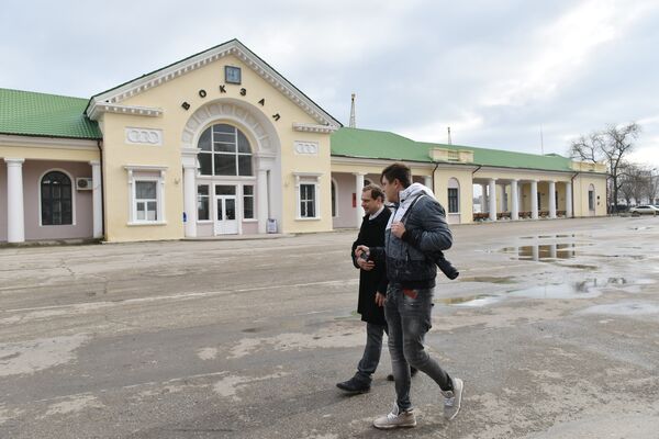 Глава Феодосии Сергей Фомич прогулялся с корреспондентом РИА Новости Крым по городу Глава Феодосии Сергей Фомич прогулялся с корреспондентом РИА Новости Крым по городу