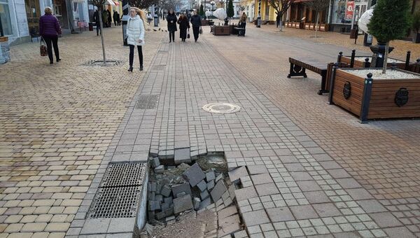 В центре Симферополя провалилась тротуарная плитка