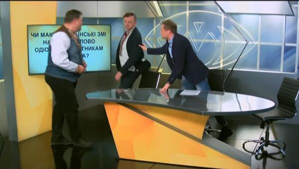 Во время прямого эфира нардеп Украины устроил потасовку с журналистом. Скриншот с видео на YouTube