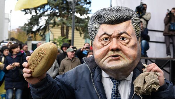 Ряженый в костюме президента Украины Петра Порошенко во время вече у здания Верховной рады в Киеве