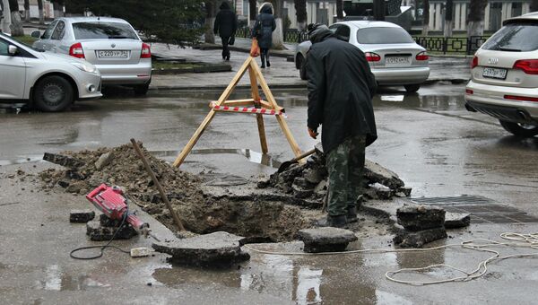 Участок асфальта провалился на перекрестке улиц Серова и Карла Маркса в Симферополе