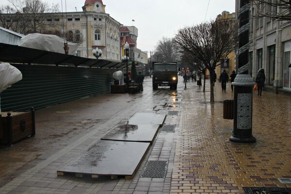 Провал тротуарной плитки на улице Карла Маркса, накрытый фанерой Провал тротуарной плитки на улице Карла Маркса, накрытый фанерой