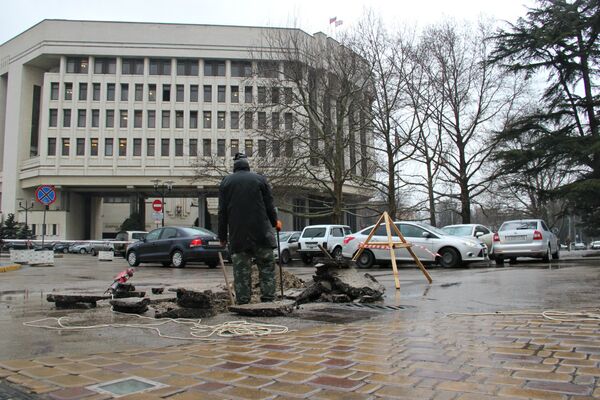 Участок асфальта провалился на перекрестке улиц Серова и Карла Маркса в Симферополе Участок асфальта провалился на перекрестке улиц Серова и Карла Маркса в Симферополе