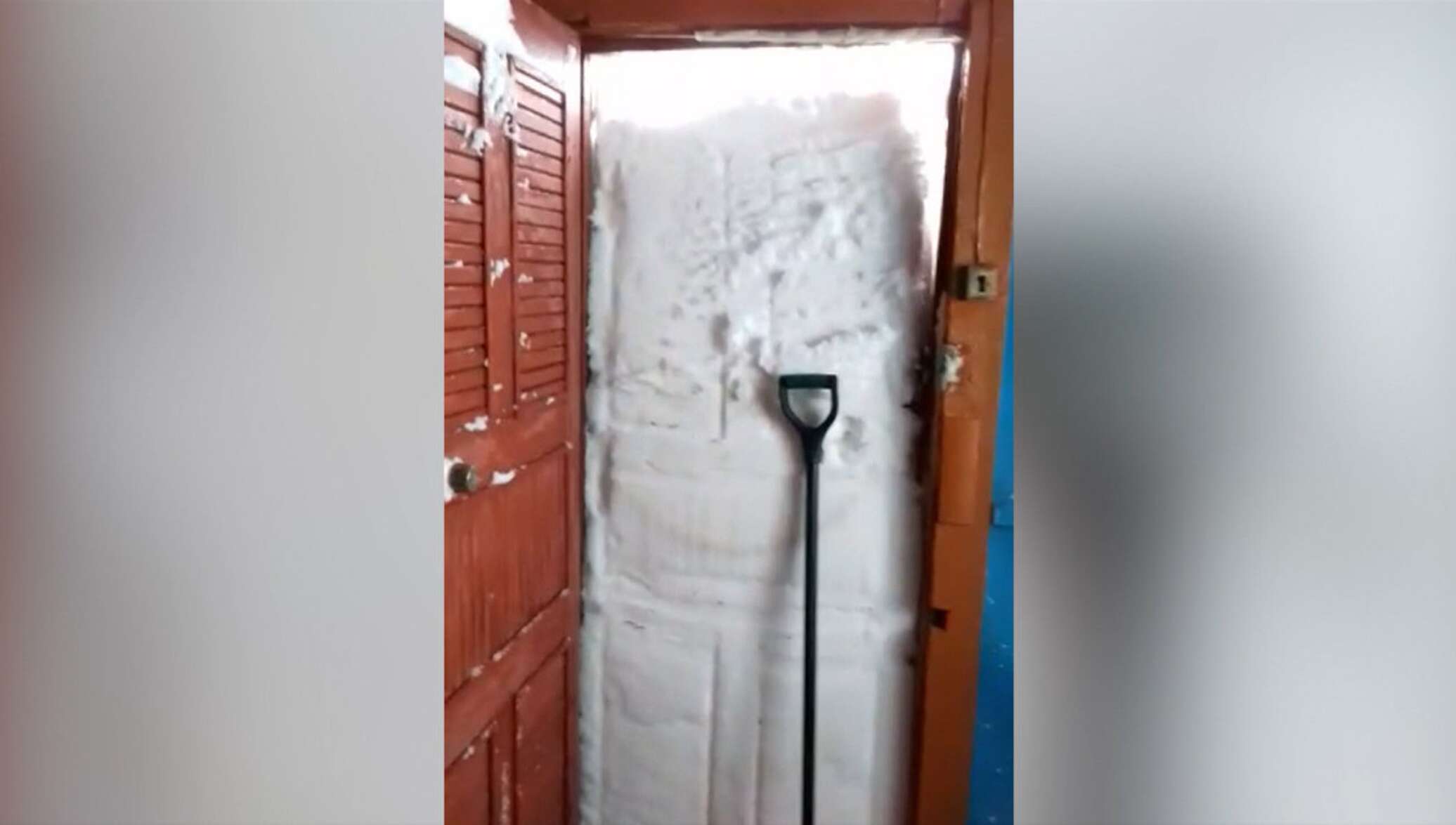 Сугробы на дверь. Дверь завалило снегом. Дверь в снежный дом. Дверь замело снегом. Завалило снегом двери в подъезд.