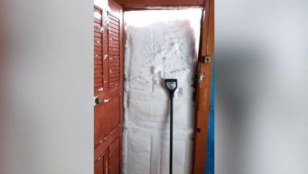 Без лопаты не пройти: сахалинец показал свой выход из дома после снегопада