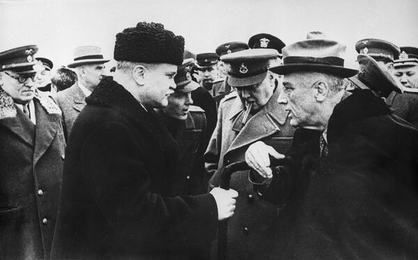 Ялтинская (Крымская) конференция союзных держав (4 - 11 февраля 1945). Встреча Премьер-министра Великобритании Уинстона Черчилля(справа) в Ялтинском аэропорту. Слева- Народный комиссар иностранных дел СССР Вячеслав Михайлович Молотов, в центре - Премьер-министр Великобритании Уинстон Черчилль. Ялтинская (Крымская) конференция союзных держав (4 - 11 февраля 1945). Встреча Премьер-министра Великобритании Уинстона Черчилля(справа) в Ялтинском аэропорту. Слева- Народный комиссар иностранных дел СССР Вячеслав Михайлович Молотов, в центре - Премьер-министр Великобритании Уинстон Черчилль.