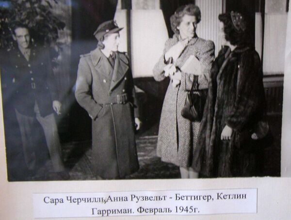 Сара Оливер-Черчилль , Анна Беттигер, Кэтлин Гарриман в феврале 1945 года Сара Оливер-Черчилль , Анна Беттигер, Кэтлин Гарриман в феврале 1945 года