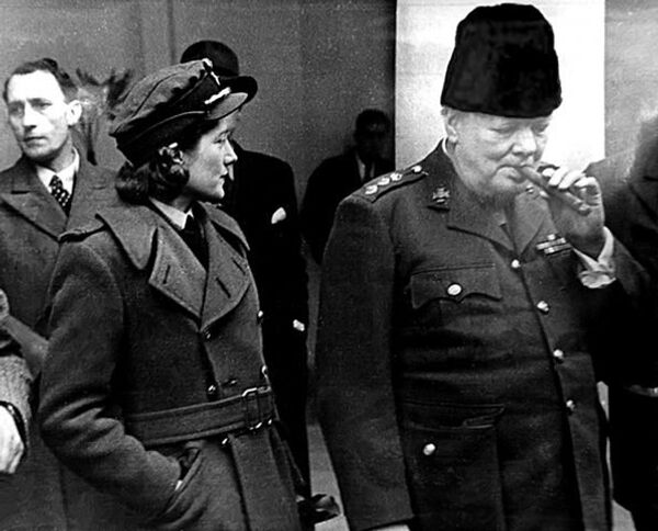 Сара Оливер-Черчилль и Уинстон Черчилль в Крыму в феврале 1945 года Сара Оливер-Черчилль и Уинстон Черчилль в Крыму в феврале 1945 года