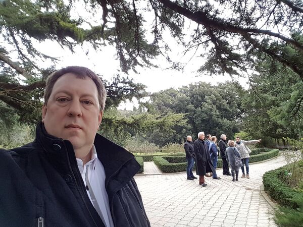 Селфи немецкого депутата Гуннара Линдеманна (Gunnar Lindemann) в Никитском ботаническом саду Селфи немецкого депутата Гуннара Линдеманна (Gunnar Lindemann) в Никитском ботаническом саду