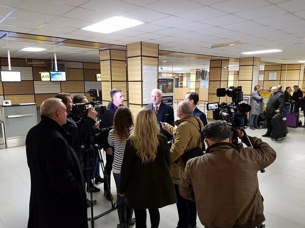 Делегация немецких депутатов в аэропорту Симферополя Делегация немецких депутатов в аэропорту Симферополя