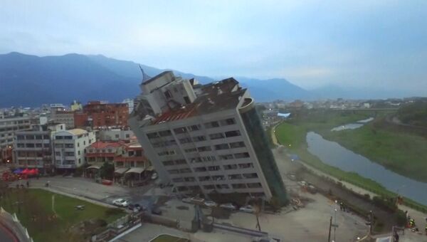 Землетрясение на Тайване: спасатели ищут людей в наклонившемся здании