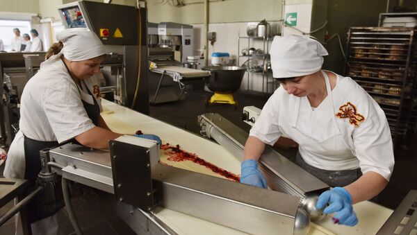 Производство булочек на предприятии Крымхлеб