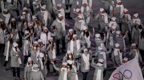 Атлеты из России на параде спортсменов на церемонии открытия зимних Игр-2018 в южнокорейском Пхенчхане под олимпийским флагом