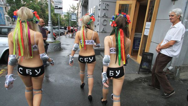 Акция женского движения FEMEN у здания СБУ в Киеве