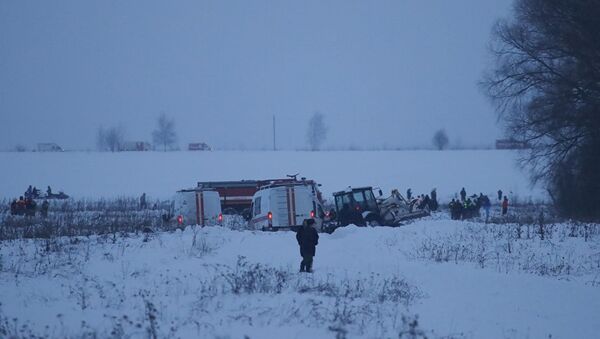 Спасатели работают на месте крушения самолета Ан-148 в Подмосковье