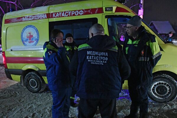 Сотрудники службы медицины катастроф в Раменском районе Московской области, где самолет Ан-148 Саратовских авиалиний рейса 703 Москва-Орск потерпел крушение 11 февраля 2018 года.