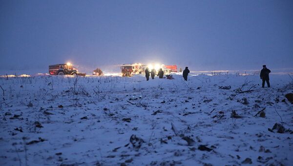 Спасатели работают на месте крушения самолета Ан-148 в Подмосковье. 11 февраля 2018