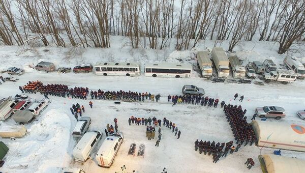Сотрудники МЧС РФ на месте крушения самолета Ан-148 в Подмосковье. 12 февраля 2018