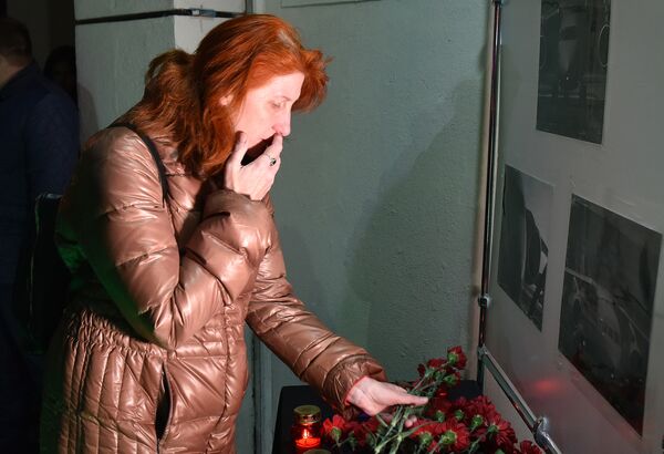 В Симферополе люди несут цветы в память о погибших в авиакатастрофе Ан-148 в Подмосковье В Симферополе люди несут цветы в память о погибших в авиакатастрофе Ан-148 в Подмосковье