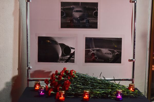 Стенд с фото самолета Ан-148, установленный в Симферополе в память о жертвах авиакатастрофы в Подмосковье Стенд с фото самолета Ан-148, установленный в Симферополе в память о жертвах авиакатастрофы в Подмосковье