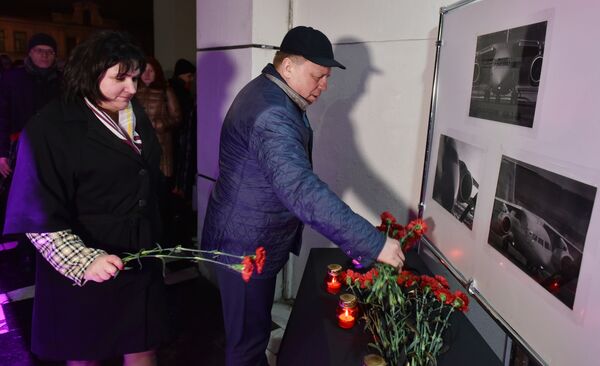 Мэр Симферополя Игорь Лукашев и замглавы администрации Ирина Бойко возложили цветы в память о жертвах авиакатастрофы в Подмосковье на площади им. Ленина в крымской столице Мэр Симферополя Игорь Лукашев и замглавы администрации Ирина Бойко возложили цветы в память о жертвах авиакатастрофы в Подмосковье на площади им. Ленина в крымской столице