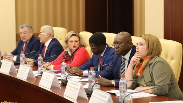 Встреча делегации Бенина с представителями властей Республики Крым в Совете министров РК