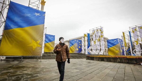 Мужчина и флаги Украины. Архивное фото