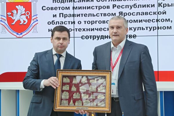 Губернатор Ярославской области Дмитрий Миронов и глава Республики Крым Сергей Аксенов на подписании соглашения о сотрудничестве на Российском инвестиционном форуме в Сочи Губернатор Ярославской области Дмитрий Миронов и глава Республики Крым Сергей Аксенов на подписании соглашения о сотрудничестве на Российском инвестиционном форуме в Сочи