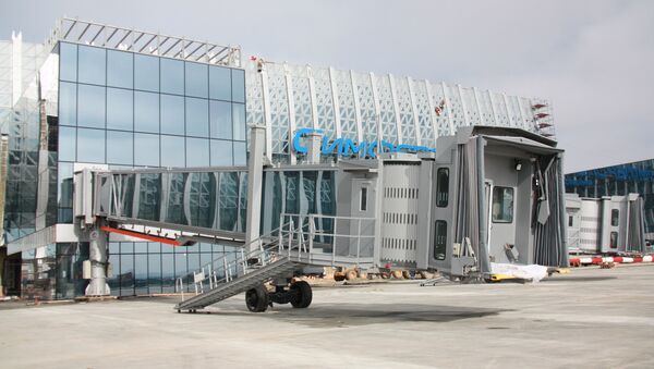 Телескопический трап в стиле Звездный войн в новом терминале аэропорта Симферополь