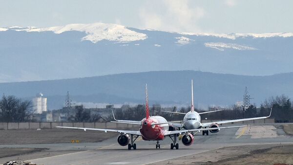 Самолеты на взлетно-посадочной полосе аэропорта Симферополь