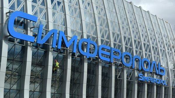Установка букв на фасаде нового терминала аэропорта Симферополь