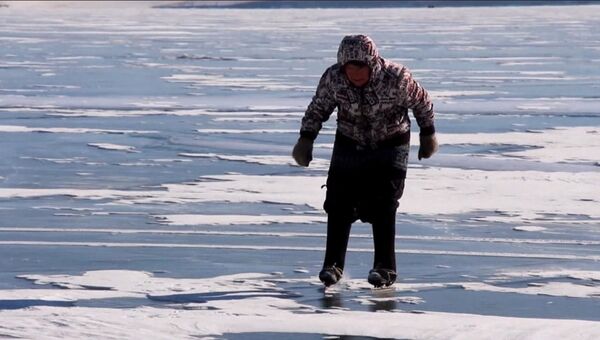 76-летняя сибирячка показала, как катается на коньках по замерзшему Байкалу
