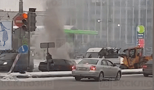 В Петербурге экскаватор потушил горящий автомобиль