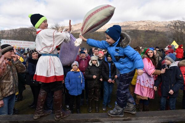 Празднование Масленицы в Красных пещерах в Крыму