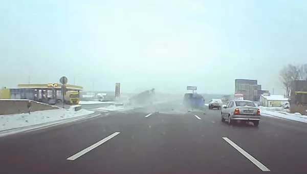 Столкновение автомобиля Нива и микроавтобуса под Киевом
