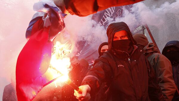 Радикалы сжигают российский флаг, изъятый в здании Россотрудничества в Киеве. 17 февраля 2018