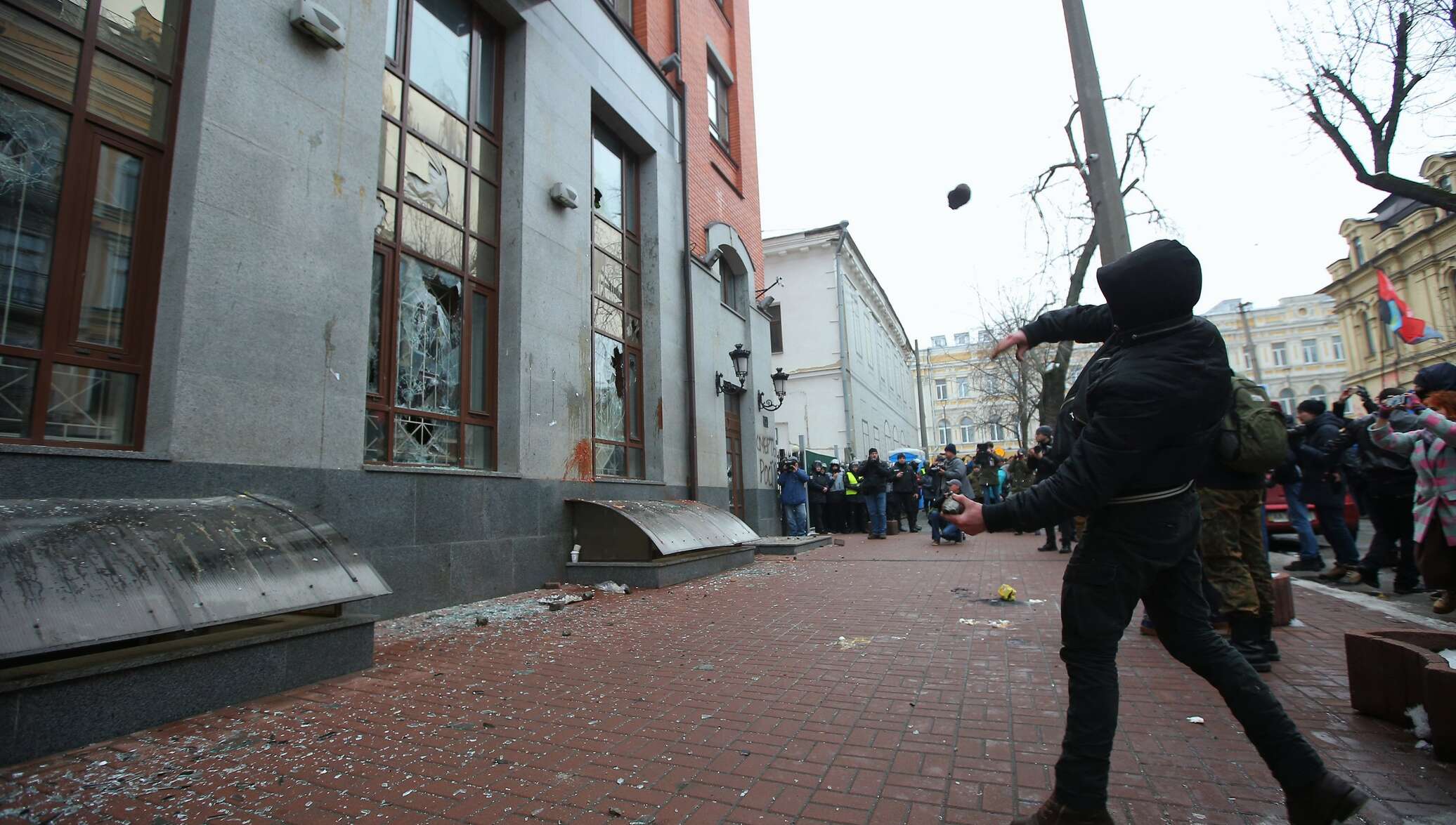 Нападение на здание. Россотрудничество в Киеве. Россотрудничество здание. Радикалы напали на русский культурный центр.